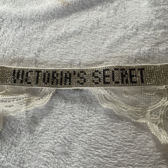 VICTORIA’S SECRET VERY SEXY
Shine Strap Lace Garter Belt in White - Picture 4 of 5